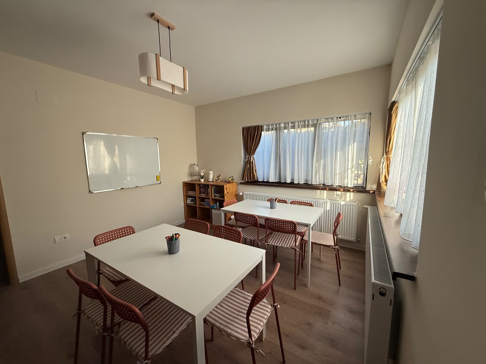 Sala de teme văzută dinspre ușă, cu tabla și ferestrele