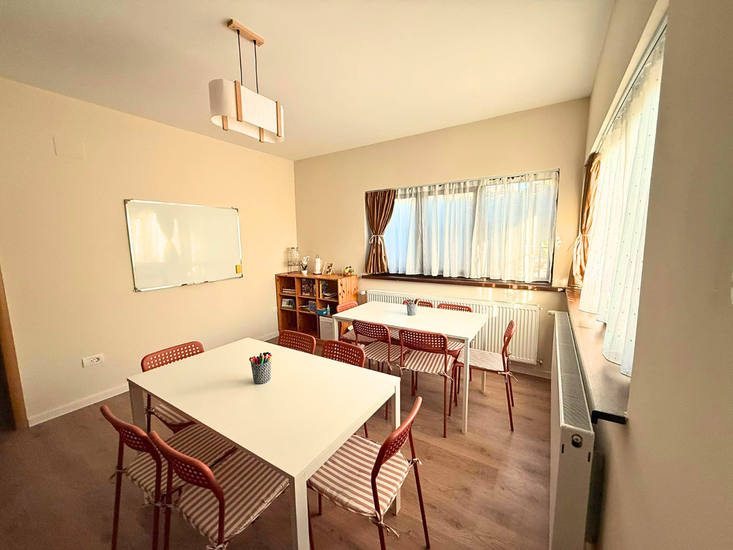 Sala de teme, cu tablă și mese de lucru